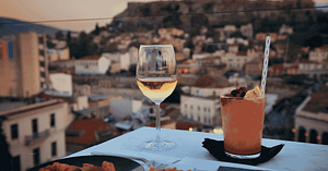 אתונה על כוס יין